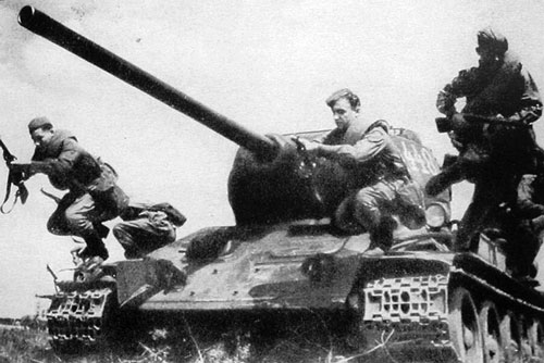 T34-85_tank riders