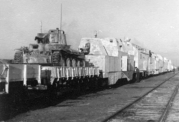 Panzerzug_german_armored_train_with_panzer_38t_winter_camouflage